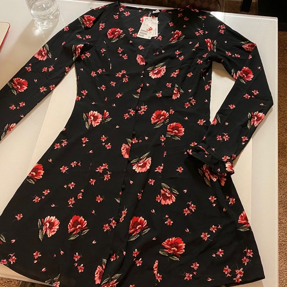 Short dress. Floral/black